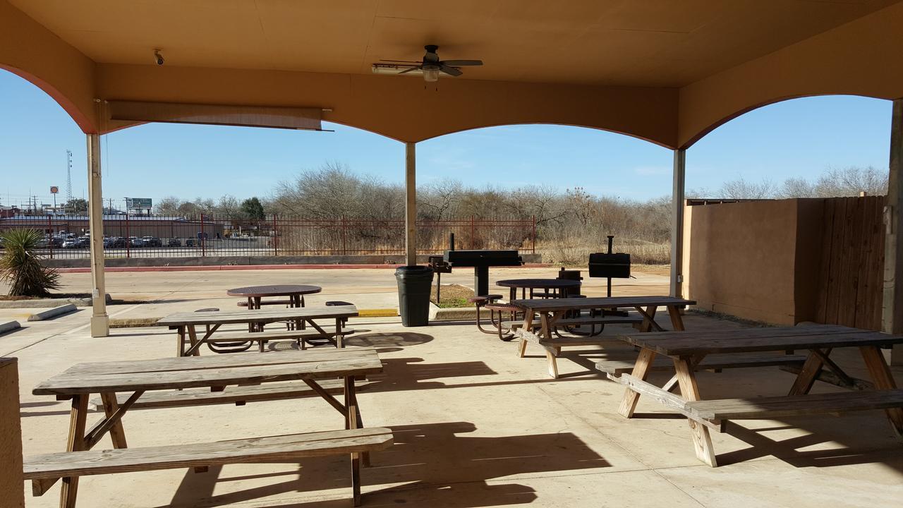 Executive Inn&Suites Floresville Exterior foto